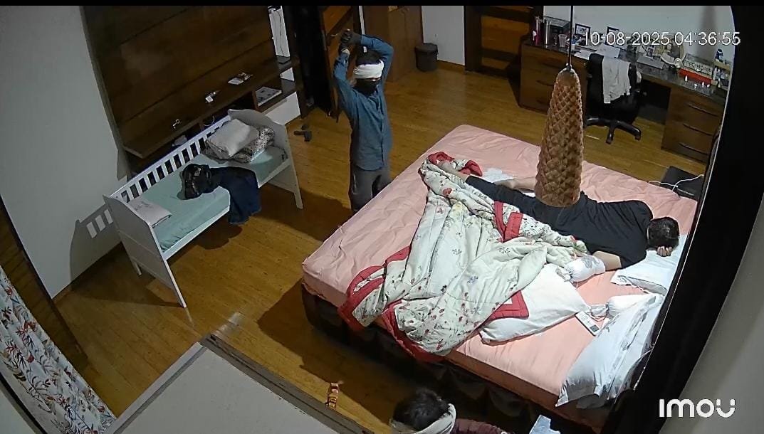 PeoplesUpdate's tweet image. इंदौर : रिटायर्ड जस्टिस रमेश गर्ग के बंगले में हथियारबंद बदमाशों की घुसपैठ, उठ जाते तो कर देते हत्या, सूचना मिलते ही मौके पर पहुंची पुलिस को अब तक नहीं मिला कोई सुराग, CCTV फुटेज आया सामने, प्रगति पार्क इलाके की घटना

#RetiredJustice #RameshGarg #Robbery #CCTV @CP_INDORE