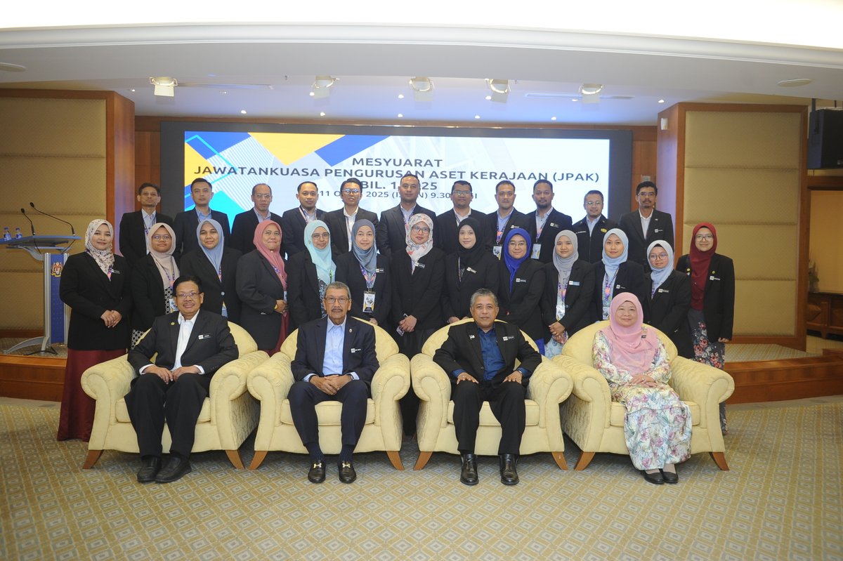 Caw. Perancangan Aset Bersepadu, JKR Malaysia (@jkrcpab) on Twitter photo Mesyuarat Jawatankuasa Pengurusan Aset Kerajaan (JPAK)
📅11 Ogos 2025 (Isnin)
⏲️9.30 pagi
Dari Lensa Kamera 😀
<a href="/shamsulazribakr/">Shamsul Azri bin Abu Bakar</a>
<a href="/IPJKR_Official/">JKR Malaysia Rasmi</a>
<a href="/UrusetiaJ/">Urus Setia JPAK</a>
<a href="/bppacpab/">BPPA, CPAB</a>
<a href="/RoslanisE/">Roslan bin Ismail</a>
<a href="/Ar_Azman5167/">Ar. AzmanHashim</a>
<a href="/Shahrom_007/">Mohd Shahrom</a>
<a href="/TkpkrBangunan/">PEJABAT TKPKR (Sektor Bangunan)</a>
<a href="/JkrMaria/">Maria Marcus</a>
<a href="/masribaharuddin/">Masri Bin Baharuddin</a> Mesyuarat Jawatankuasa Pengurusan Aset Kerajaan (JPAK)
📅11 Ogos 2025 (Isnin)
⏲️9.30 pagi
Dari Lensa Kamera 😀
<a href="/shamsulazribakr/">Shamsul Azri bin Abu Bakar</a>
<a href="/IPJKR_Official/">JKR Malaysia Rasmi</a>
<a href="/UrusetiaJ/">Urus Setia JPAK</a>
<a href="/bppacpab/">BPPA, CPAB</a>
<a href="/RoslanisE/">Roslan bin Ismail</a>
<a href="/Ar_Azman5167/">Ar. AzmanHashim</a>
<a href="/Shahrom_007/">Mohd Shahrom</a>
<a href="/TkpkrBangunan/">PEJABAT TKPKR (Sektor Bangunan)</a>
<a href="/JkrMaria/">Maria Marcus</a>
<a href="/masribaharuddin/">Masri Bin Baharuddin</a>
