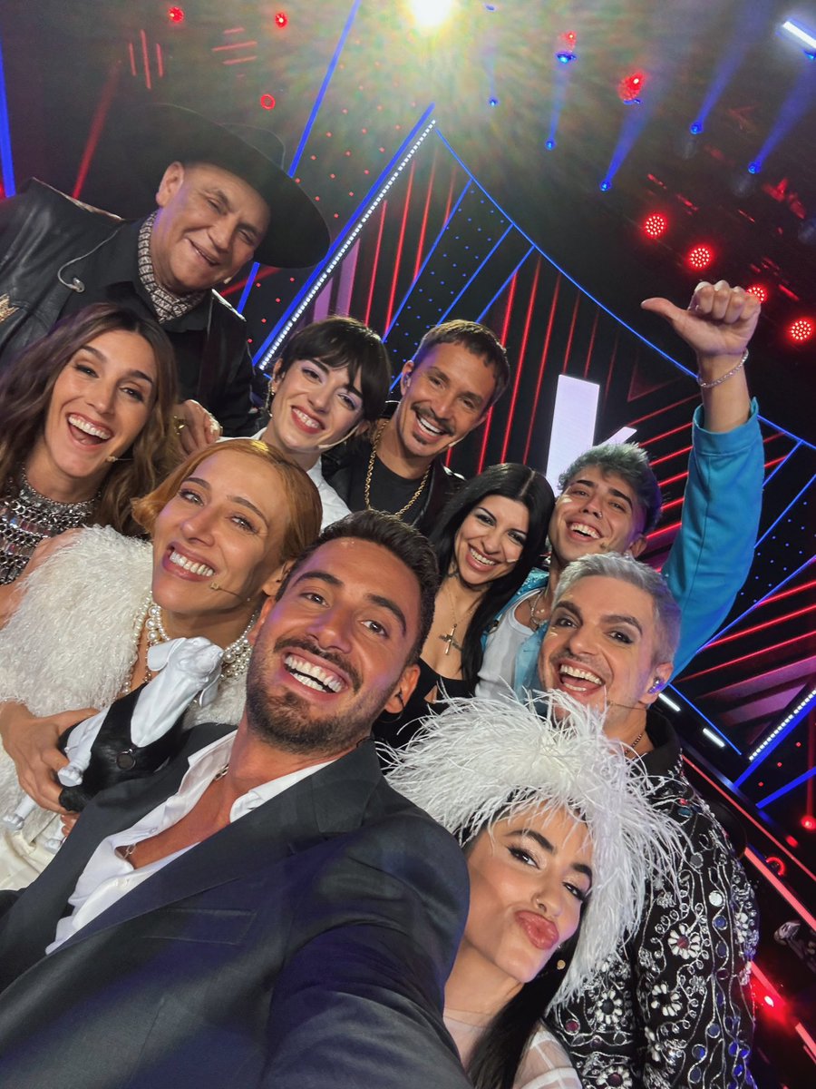 LeoMachadoN_'s tweet photo. Mi Spotify en aleatorio en una foto #LaVozArgentina https://t.co/PU02kWnypn