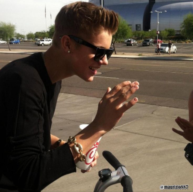 hourly drew (@hourlydrew) on Twitter photo 