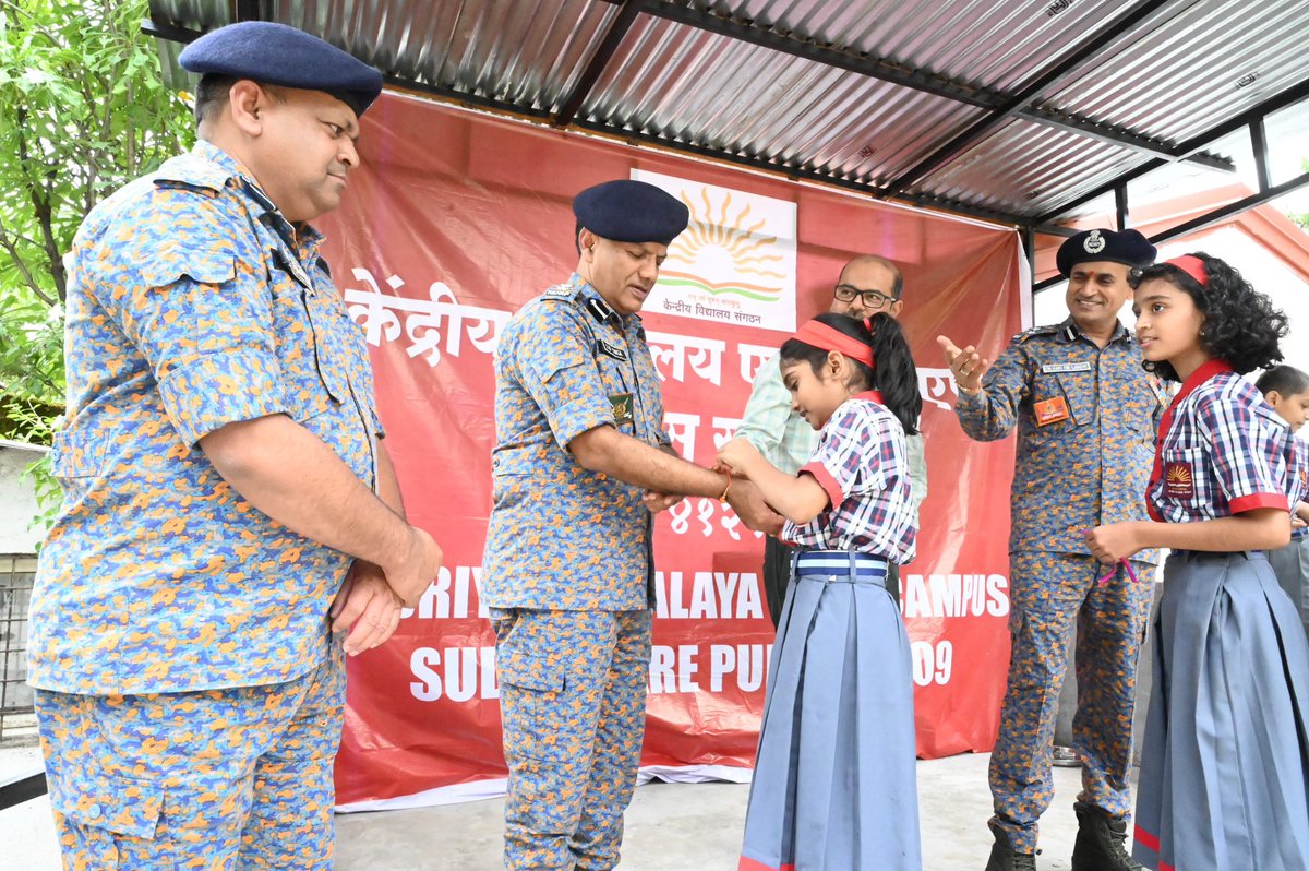 kvndrfsudumbare's tweet photo. “Celebrating the bond of love &amp; protection 💫 #RakshaBandhan at KV NDRF Sudumbare — students tying rakhis to our brave soldiers, expressing gratitude &amp; respect for their service to the nation. 
@KVS_HQ @KvsMumbai @nvmokashi @parimadhusudan @05NDRF @NDRFHQ https://t.co/OcET3J2WSu
