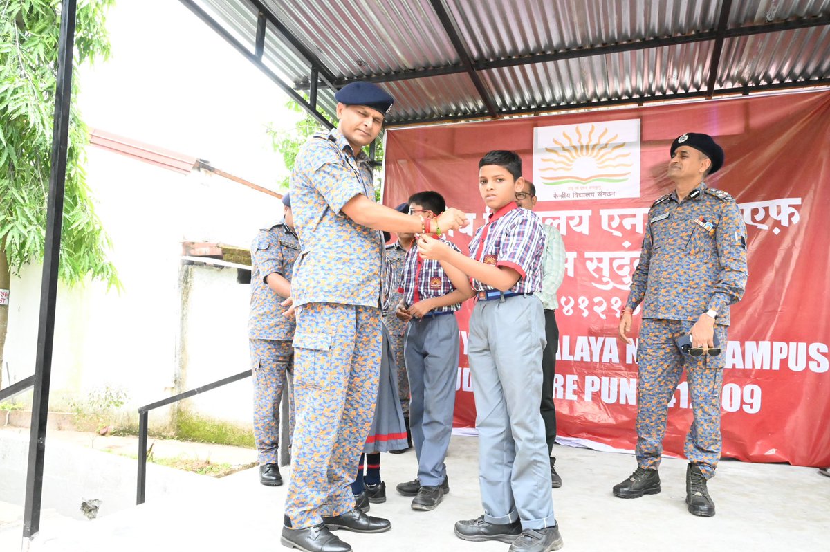 kvndrfsudumbare's tweet photo. “Celebrating the bond of love &amp; protection 💫 #RakshaBandhan at KV NDRF Sudumbare — students tying rakhis to our brave soldiers, expressing gratitude &amp; respect for their service to the nation. 
@KVS_HQ @KvsMumbai @nvmokashi @parimadhusudan @05NDRF @NDRFHQ https://t.co/OcET3J2WSu