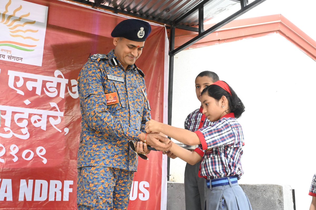 kvndrfsudumbare's tweet photo. “Celebrating the bond of love &amp; protection 💫 #RakshaBandhan at KV NDRF Sudumbare — students tying rakhis to our brave soldiers, expressing gratitude &amp; respect for their service to the nation. 
@KVS_HQ @KvsMumbai @nvmokashi @parimadhusudan @05NDRF @NDRFHQ https://t.co/OcET3J2WSu