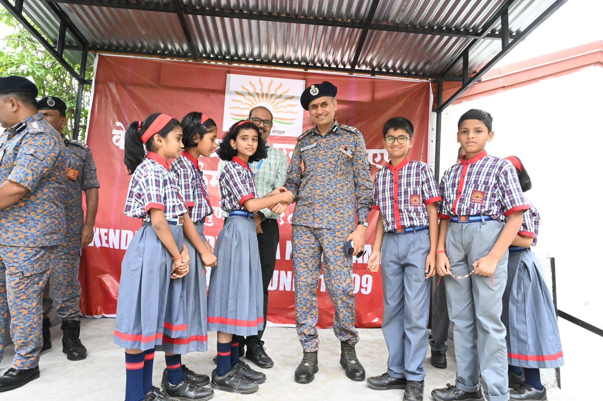 kvndrfsudumbare's tweet photo. “Celebrating the bond of love &amp; protection 💫 #RakshaBandhan at KV NDRF Sudumbare — students tying rakhis to our brave soldiers, expressing gratitude &amp; respect for their service to the nation. 
@KVS_HQ @KvsMumbai @nvmokashi @parimadhusudan @05NDRF @NDRFHQ https://t.co/OcET3J2WSu