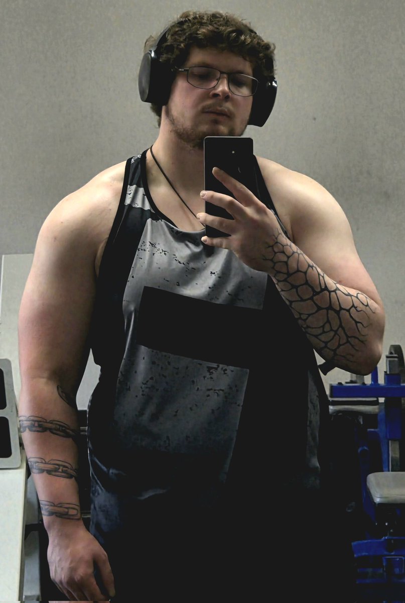 IMayyLift's tweet photo. Took a week off to recover from a small tweak in my back, but im back and feeling stronger than ever
#fypシ #gym #workout https://t.co/MkUrO1Sj3h