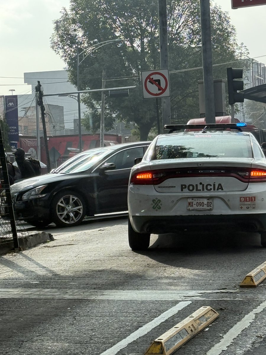 Viri_Cast's tweet photo. @TlalpanAl  @TlalpanVecinos   @Gabyosoriohdz 
Bien bonito como las patrullas se dan vueltas prohibidas y además permiten que los ciudadanos también lo hagan. 
Hermosas nuestra cultura vial en Tlalpan. https://t.co/FSaLxqHv24