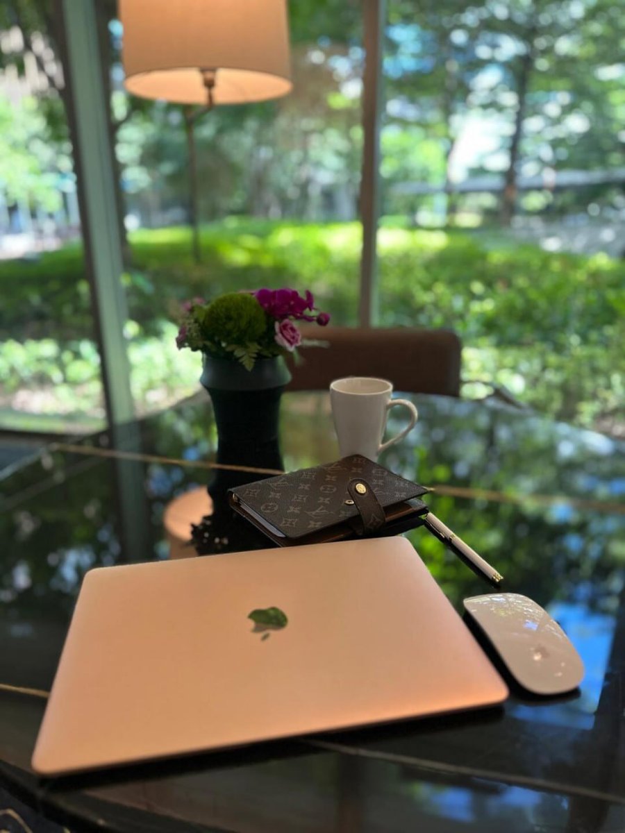 晨光透過落地窗灑進來，筆記本、咖啡與筆記本靜靜等待——
在堅定裡努力，在努力中安靜。