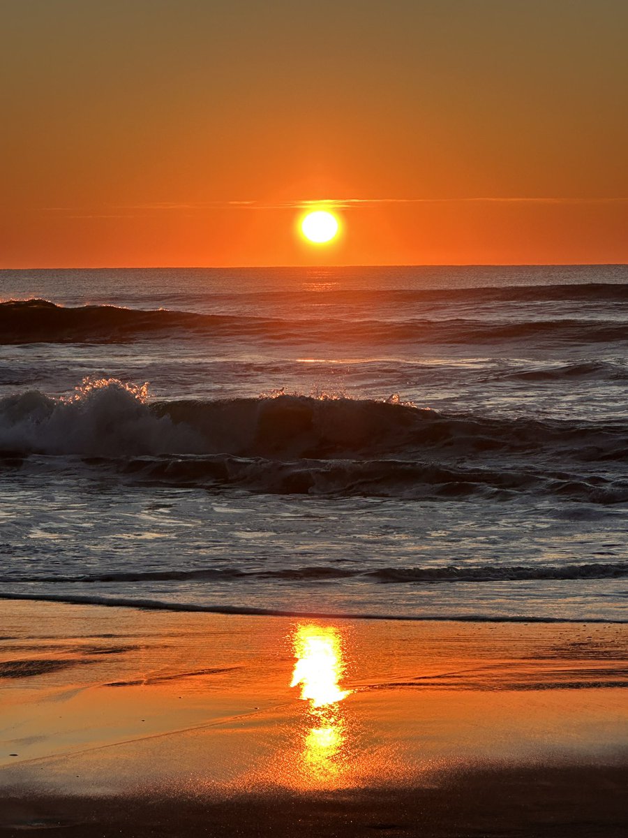 Lunes muy frío 🥶 amanece en Costa Azul. La dicha de poder ver el amanecer que llena de energía , no tiene precio. 
Costa Azul, La Paloma , Rocha <a href="/Uruguay_Natural/">Uruguay Natural</a> <a href="/MAmbienteuy/">Ministerio de Ambiente</a> <a href="/TurismoRocha/">Turismo Rocha</a>