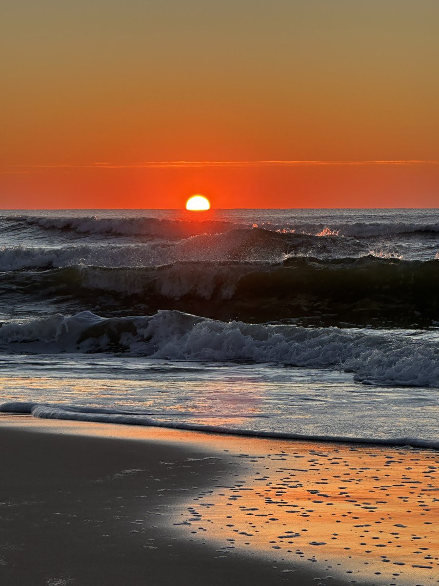 elisa_corazza's tweet photo. Lunes muy frío 🥶 amanece en Costa Azul. La dicha de poder ver el amanecer que llena de energía , no tiene precio. 
Costa Azul, La Paloma , Rocha @Uruguay_Natural @MAmbienteuy @TurismoRocha https://t.co/rgcijoSstY