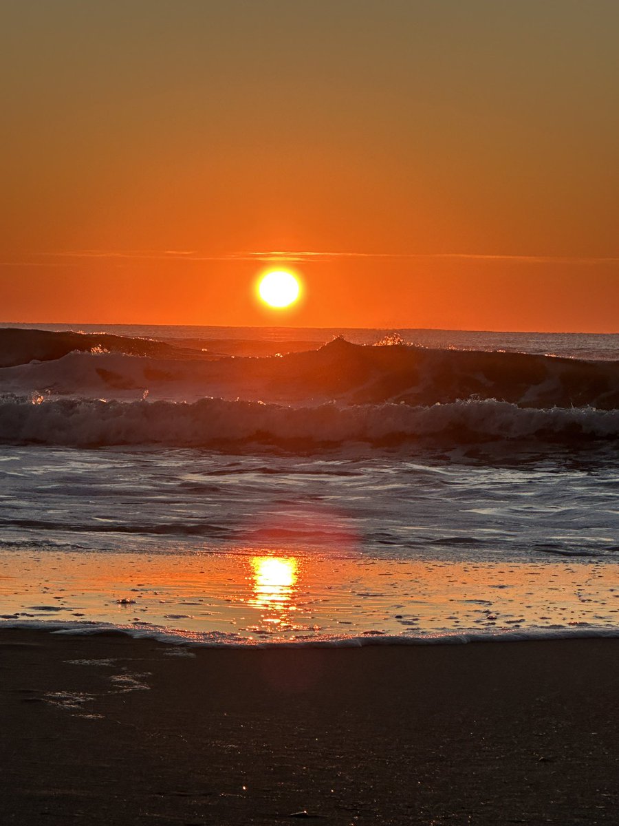 elisa_corazza's tweet photo. Lunes muy frío 🥶 amanece en Costa Azul. La dicha de poder ver el amanecer que llena de energía , no tiene precio. 
Costa Azul, La Paloma , Rocha @Uruguay_Natural @MAmbienteuy @TurismoRocha https://t.co/rgcijoSstY