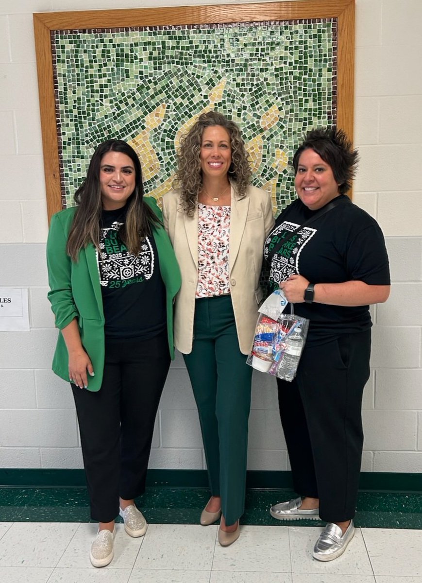 One of my favorite traditions....first day bags! Always fun visiting campuses! Have a wonderful year! <a href="/NISDBRAUCHLE/">Cougar Pride</a> <a href="/NISDCarlosCoon/">Carlos Coon Elementary</a> <a href="/NISDBurke/">NISDBurke</a>