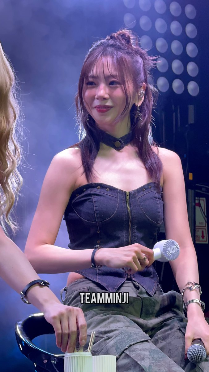 TeamMinji's tweet photo. 250810 The way her eyes and smile light up when she sees SuA ❤️

#유아유 #지유 #UAU #JIU #UAUinLima https://t.co/0laq0POVyy