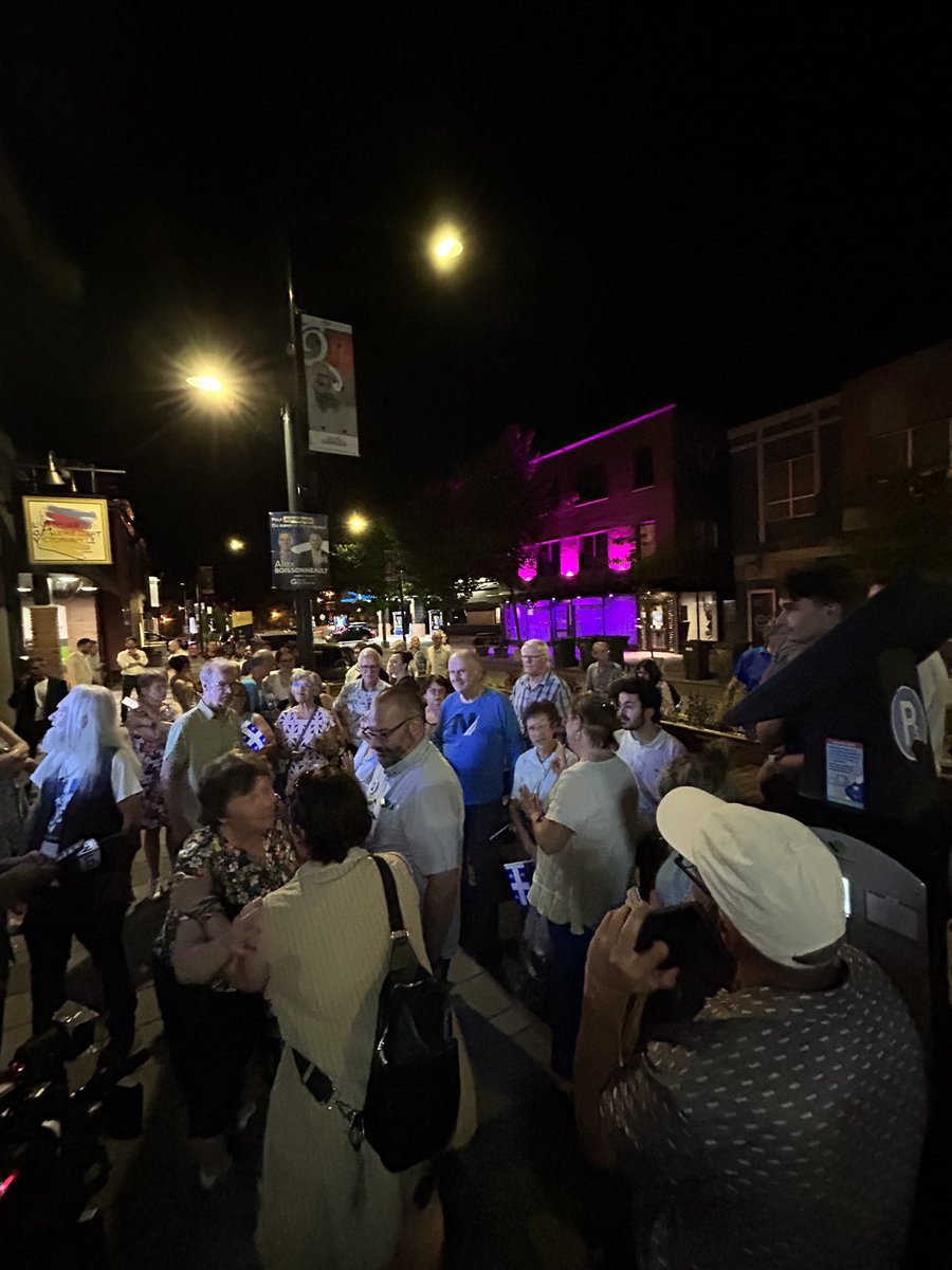 Mathieu Gohier (@mathieugohier) on Twitter photo C’est peut-être la chaleur; mais la fête du PQ s’est aussi transportée à l’extérieur. Pas eu le temps de le prendre en photo, mais <a href="/KevenBrasseur/">Keven Brasseur, CPA MBA</a> est venu féliciter les militants du PQ. Beau joueur! #polqc #AssNat C’est peut-être la chaleur; mais la fête du PQ s’est aussi transportée à l’extérieur. Pas eu le temps de le prendre en photo, mais <a href="/KevenBrasseur/">Keven Brasseur, CPA MBA</a> est venu féliciter les militants du PQ. Beau joueur! #polqc #AssNat