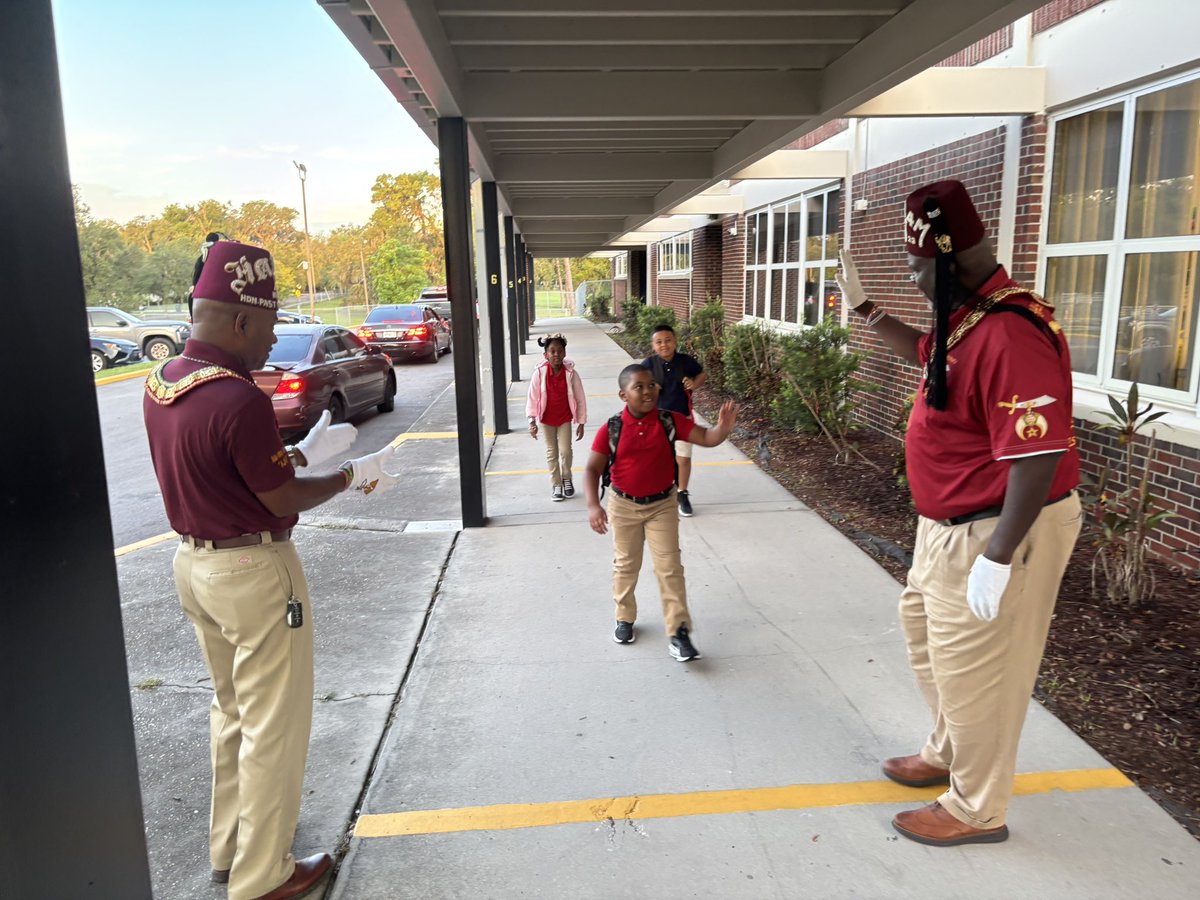 FosterElemHCPS's tweet photo. First day for our Eagles began with a warm welcome “Clap In!”.  Thanks to our partners from Harram Temple #23, Oasis of Tampa, Desert of Florida!  @Community_Sch @HillsboroughSch @TransformHCPS https://t.co/ZDpEzEREE2