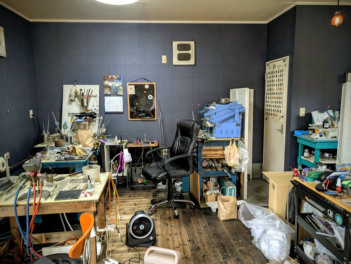 片付け
スタジオ内の物を一旦全部出します
約2週間の工事予定です。