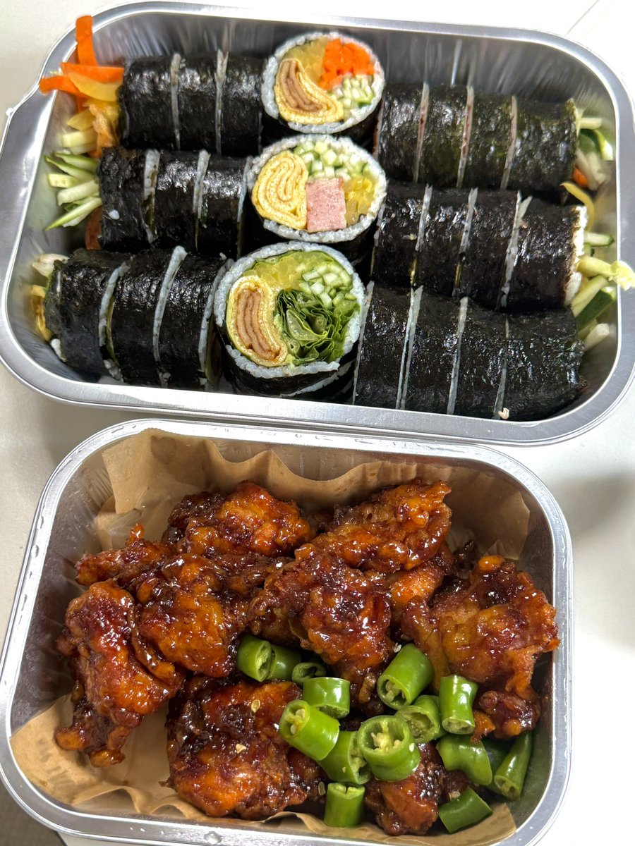 오토김밥 진짜 노관심인데 얼마전에 배달어플 봤을 때 우연히 눈이 마주쳤어요.. 저는 관심없어서 피했는데 계속 저를 뚫어져라 쳐다보고 팬들 카메라 안보고 저 보면서 웃더라고요.. 번따당하기 5분 전에 느껴지는 그런 눈빛이랑 비슷했는데 김밥도 일반인한테 반할수 있다고 생각하세요?