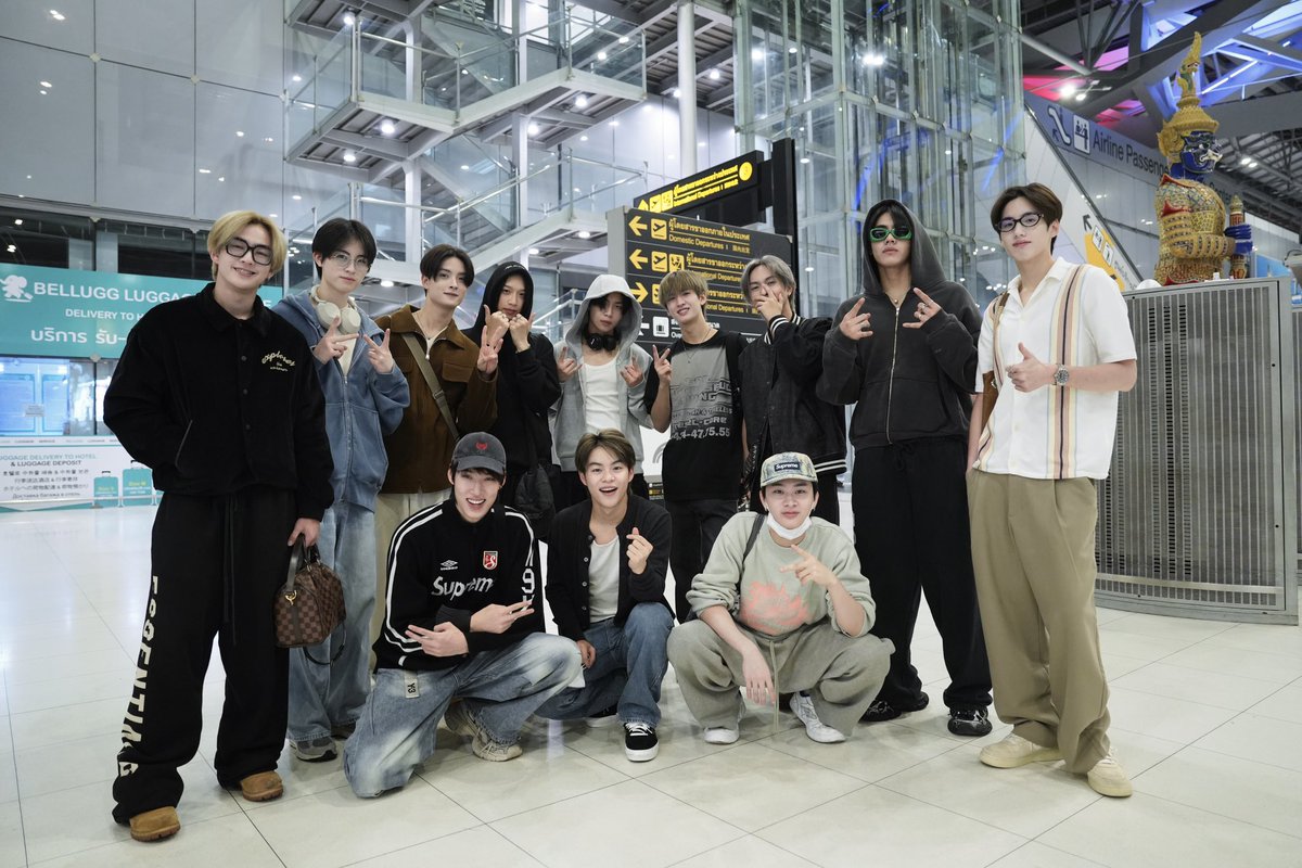 ✈️本日の空港ファッションです
BUS 1st JAPAN FANMEETING 2025「SAWASDEE KRUB TOKYO」、そしてサマソニ東京2025へ向けて出発しましたよ！
BEUSの皆さん、日本でお会いしましょうね〜✨
_

✈️ Airport Look before heading off to Japan for BUS 1st JAPAN FANMEETING 2025 “SAWASDEE KRUB TOKYO” and