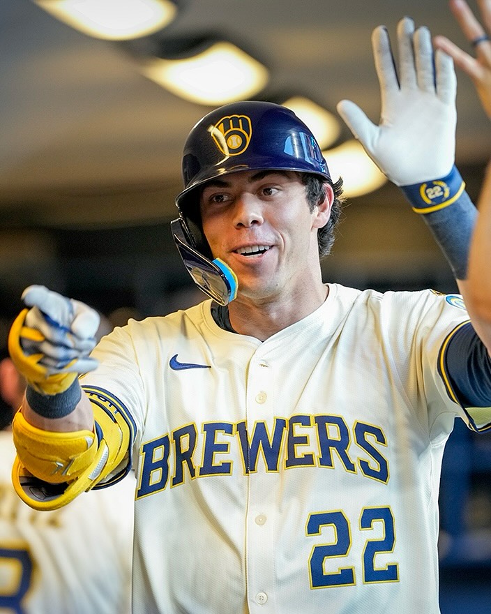 FoulTerritoryTV's tweet photo. Smile if your team is on a 10-game winning streak!

(📸: @Brewers) https://t.co/FaqqKsyVft