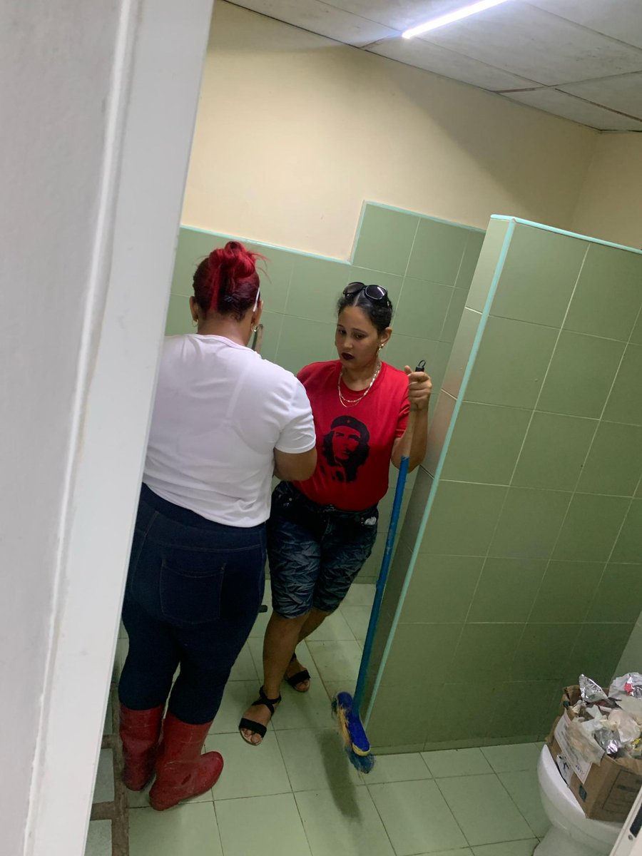 yaimet67's tweet photo. Realizan jóvenes pineros limpieza en la sala de Pediatría del HHB, como parte de las actividades en saludo al dia Internacional de la Juventud. #SiempreJoven #Cuba #UJCIsla #IslaDeLaJuventud @MeyvisEstevezE @DiazCanelB  @rlicea_mojena  @MMarreroCruz https://t.co/0mE4IFeP19