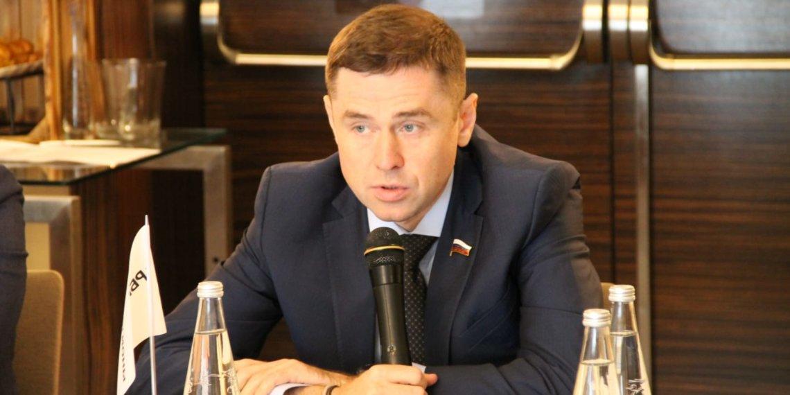 Новосибирский депутат заявил о вымирании малых городов.
Депутат Госдумы Александр Аксёненко («СРЗП») заявил, что малые города в России стремительно теряют население. 
Причины — нехватка рабочих мест и слабая инфраструктура по сравнению с мегаполисами