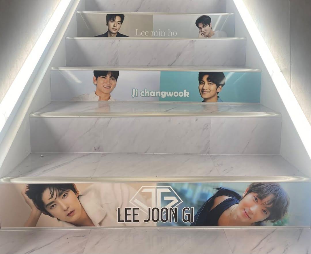 皆様大変お待たせしましたぁ🥰
階段に再度ジュンギさんの写真が設置されました❤️
毎日毎日暑い日が続きますが…
カイサルカフェ様のピンスは絶品ですので準喫茶にてクールなジュンギさんを見ながらひと時の涼を取りに行ってみてくださいね🤗💓