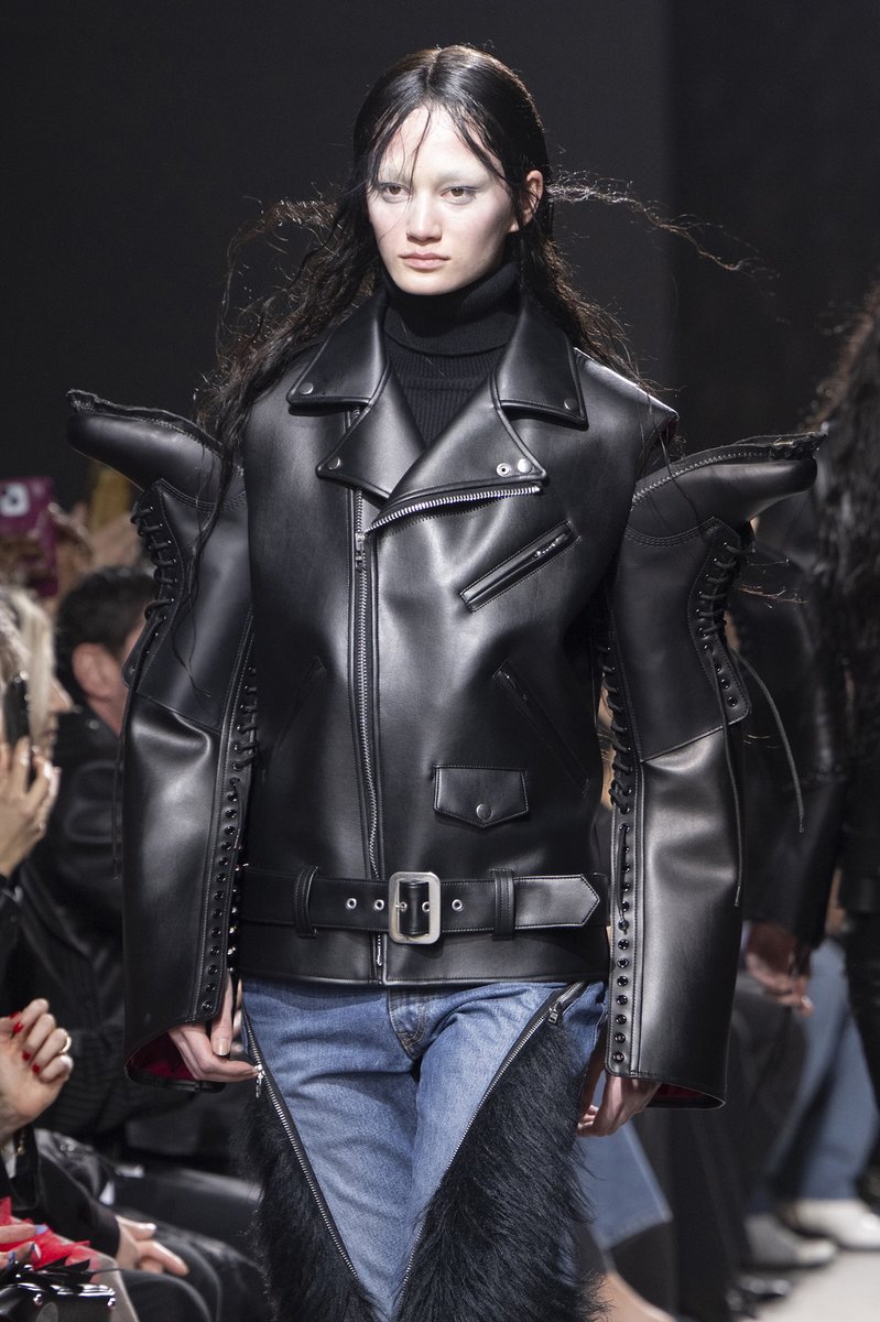 ブーツが袖に。Dr. Martens と JUNYA WATANABE が、初の