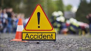 ArgusNews_in's tweet photo. #Angul : A youth reportedly killed after being hit by an unknown vehicle on NH 149 at Kalanda under Khamar PS. The deceased identified as Basant Mohanty. Villagers have blocked the NH, demanding compensation for family
#Accident #Angul #KhamarPS #NH249 #Roadblocked #ArgusNews https://t.co/WKHiS4NEFJ