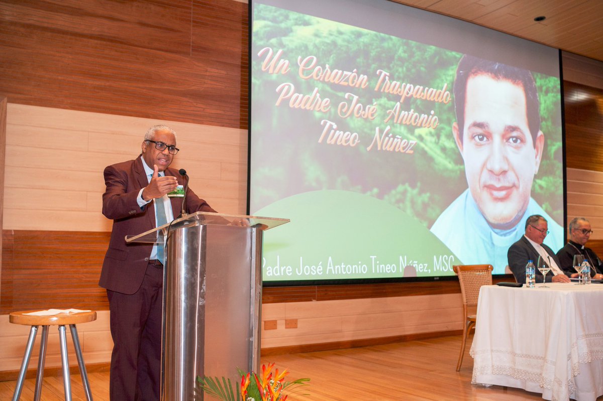 Ponen en circulación el libro “Un Corazón Traspasado”, en el Centro Cultural León, en Santiago de los Caballeros.