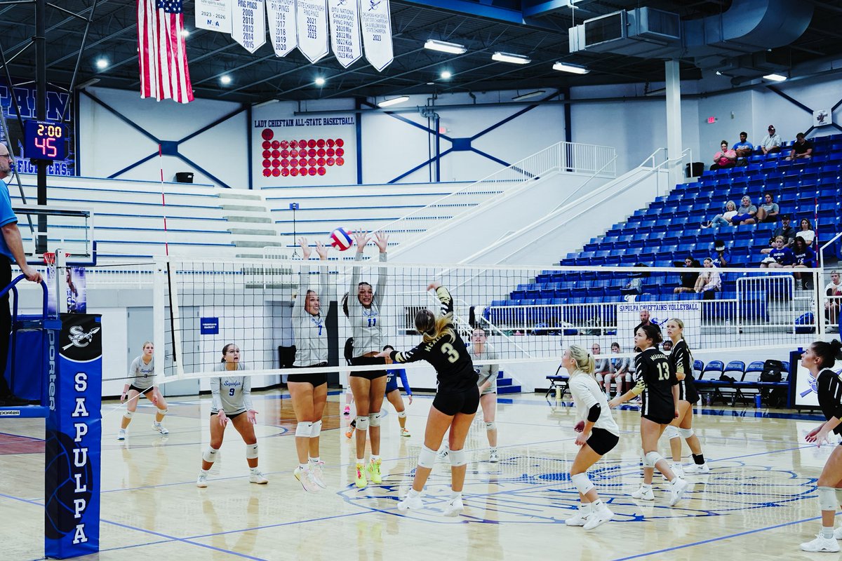 Lady Chieftains 🏐 start the season off with a W vs. McAlester🔥‼️

#onamission #chieftainstrong