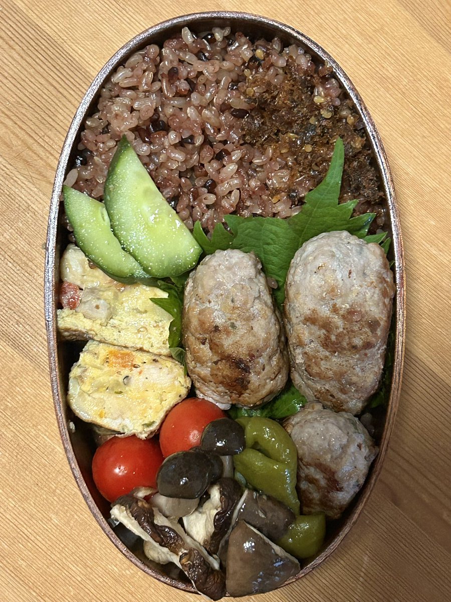 本日のお弁当
ソーセージ風ミートボール
スパニッシュオムレツ風卵焼き
ピーマンときのこのマリネ（植物性油無し）
きゅうりのぬか漬け
プチトマト
たまには洋風で☺️
#4毒抜き #4毒抜きお弁当 #税は財源じゃない #日本誠真会は嘘をつかない #政策より誠実 #論より証拠 #日本誠真会は絶対に諦めない