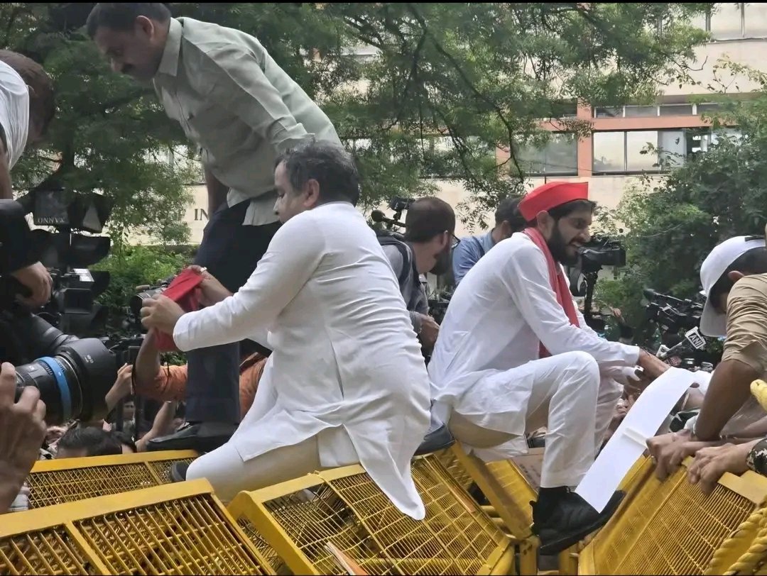 FSSchairman's tweet photo. वोट चोरी के खिलाफ संघर्ष जारी रहेगा। 
जय समाजवाद।🚲❤️
@yadavakhilesh 
#VoteChori https://t.co/lUIPAjAcoM