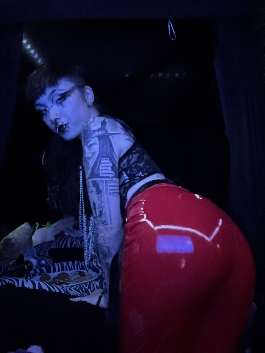 Sade_Cross6's tweet photo. Wanna take a bite outa this shiny red apple ;) 🍎 #latex #leather #shiny #onlyfans #gothicgirl #tattoos #piercings https://t.co/xRIjMv2sVX