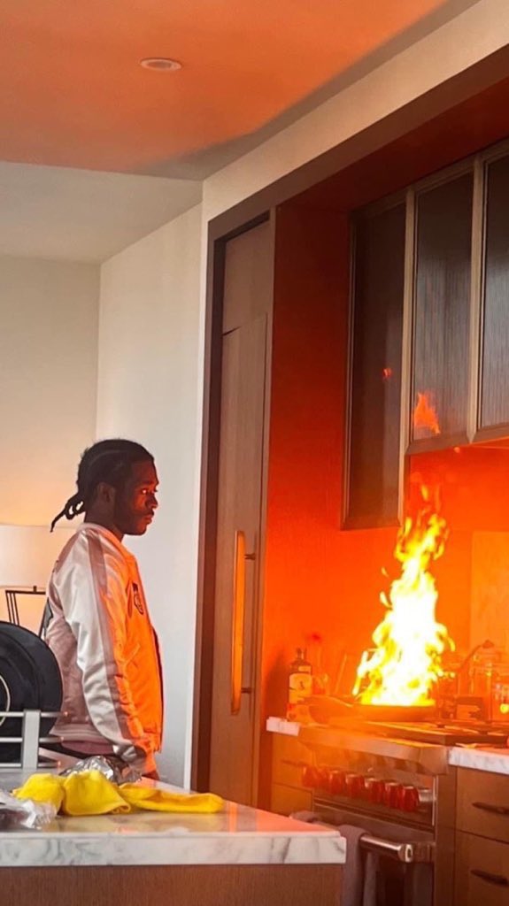 literallyje9's tweet image. genuinely what it feels like to be a halsey and taylor fan rn