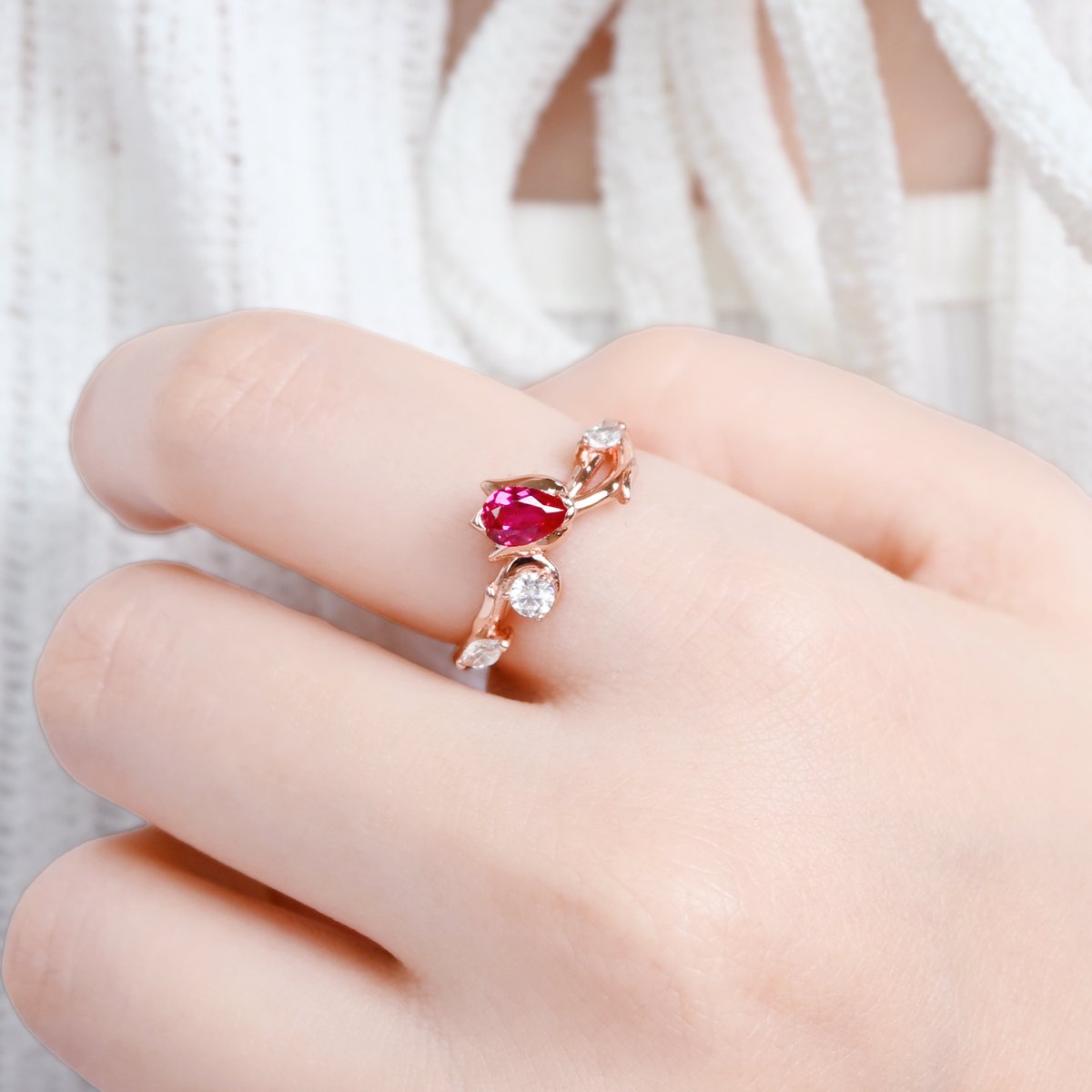 Eeleg_Jewelry's tweet photo. #팔로우이벤트 #rt이벤트 
팔로우 + rt한분께 붉은 튤립 반지를 선물로 드려요!🎁

우아함의 상징, [튤립 반지]🌷
텀블벅에 공개예정으로 업로드 됐어요!

세련된 라인과 우아한 분위기, 역사적 스토리까지 담긴 튤립 반지 구경하시고 알림신청 부탁드립니다!😊😊
https://t.co/3Zgskp9VGu https://t.co/xCppnMAQFC