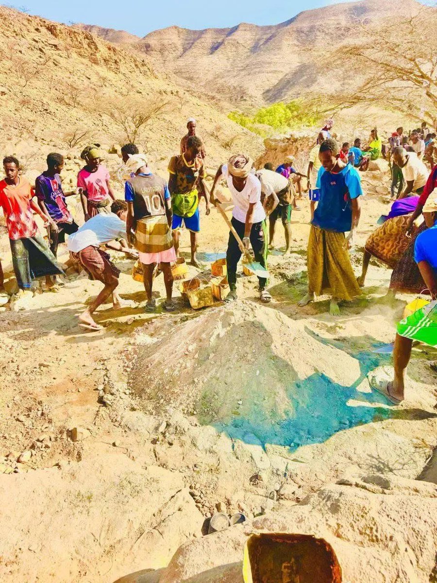 Omar_Hayier's tweet photo. #Puntland #Bari #Bareeda || Shacabka Deegaanka Sayn Wayn oo Isku Tashi ku Dhisaya Waddada Togbarwaaqo
Sayn Wayn, Degmada Bareeda – Shacabka deegaanka Sayn Wayn ayaa maanta si isku-tashi ah ku bilaabay Dayactirka Waddada gasha deegaanka, gaar ahaan qaybta u dhaxaysa Sayn Wayn iyo Togbarwaaqo.
Waddadan oo horey loo dhisay ayaa hadda lagu bilaabay shubista meelaha jeexyada ama toggaga ah ee biyuhu maraan, si looga hortago in roobabku saameeyaan socodka gaadiidka iyo isku xirka bulshada.
Ololahan Dhismaha Waddada ayaa ka Tarjumaya Midnimada iyo Dadaalka Shacabka Deegaanka ee kor u qaadista adeegyada muhiimka ah.
#PuntlandFirst #Isku_Tashi #Bari #Bareeda