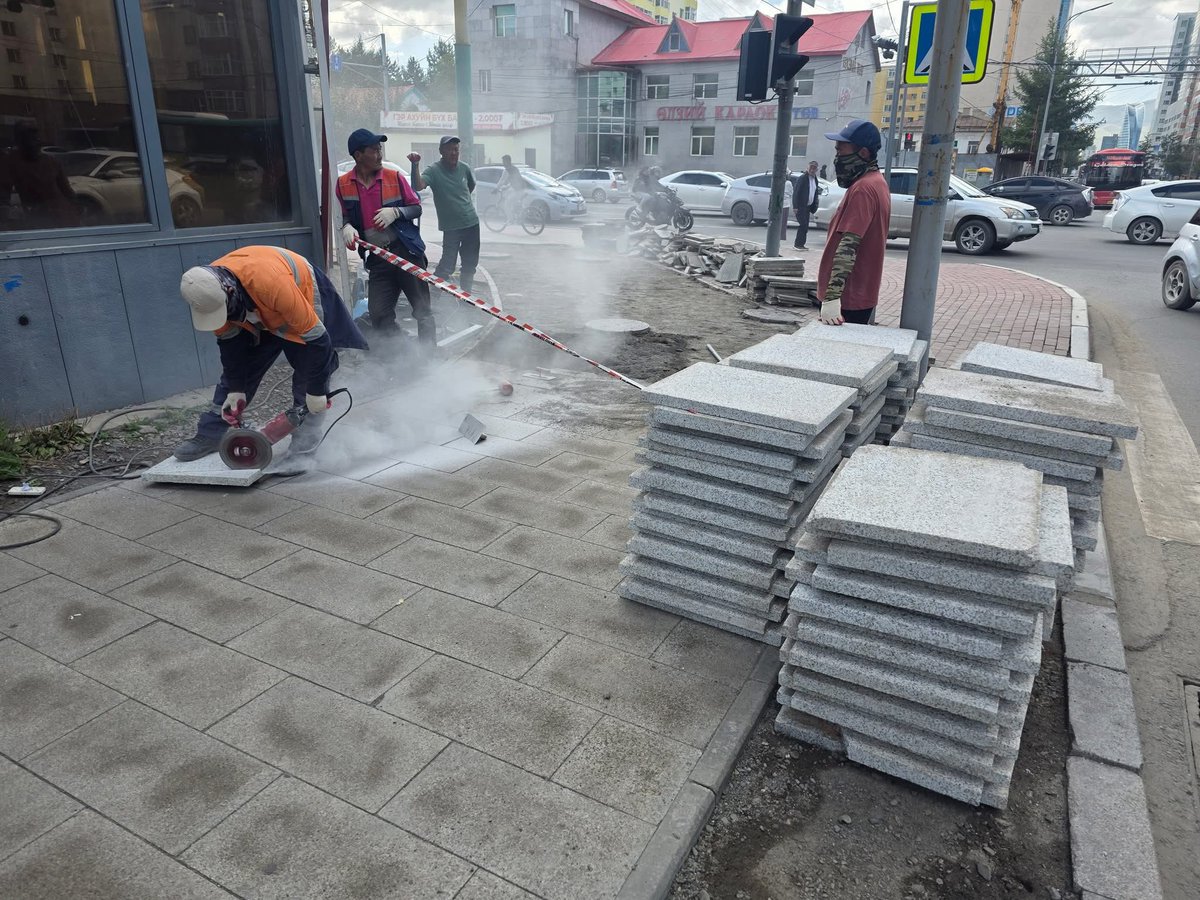 Нөгөө гялгар хавтан нь тавьж дуусгалгүй эхнээсээ хагараад бутарчихсан, тэгээд дахиад сольж байна.
Та нарын төлсөн татварын мөнгөөр нянгар хэрхэн хөлжиж, гараа угааж байгааг харцгаа!