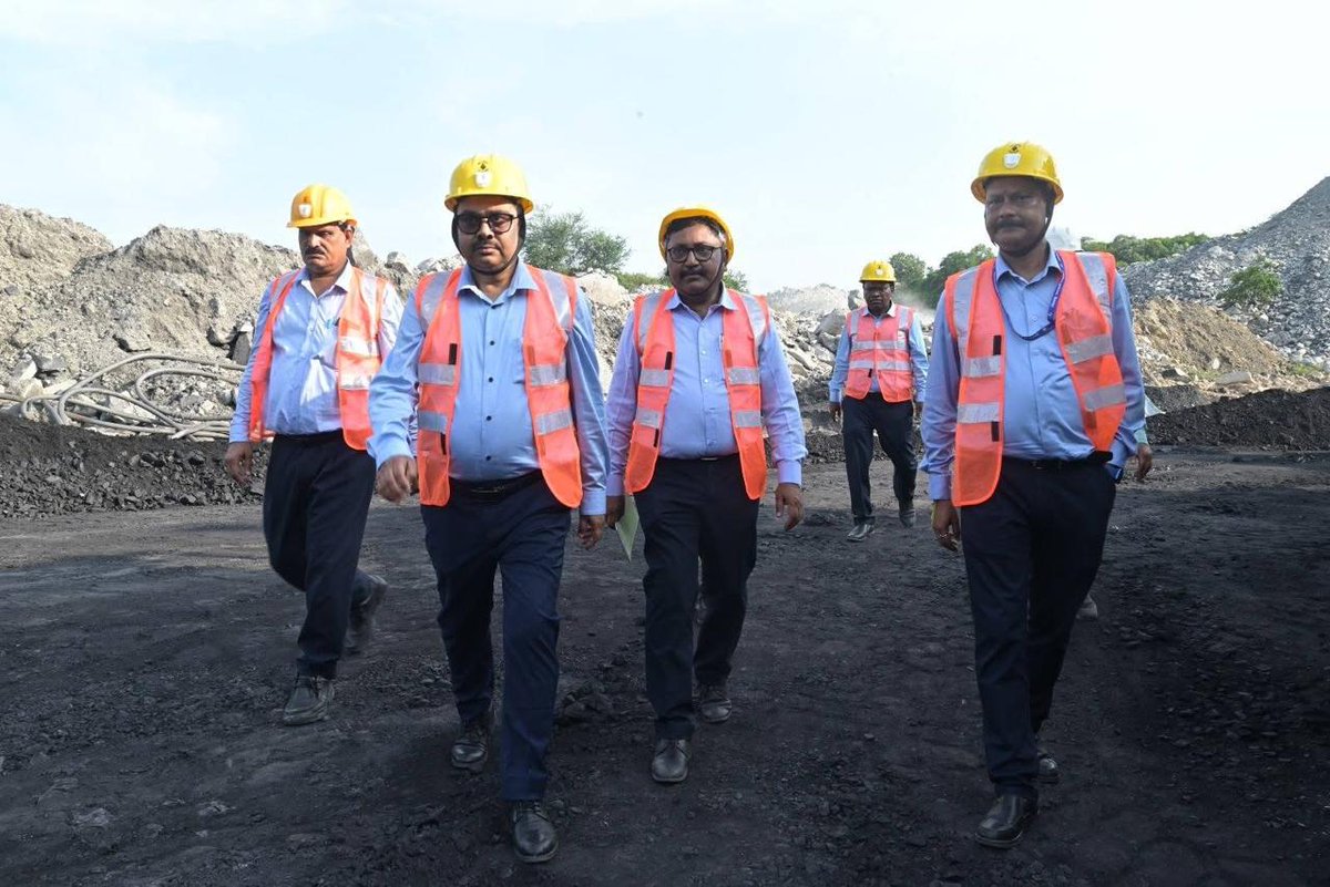 CoalIndiaHQ's tweet photo. DIRECTOR (HR) VISITS  SECL SOHAGPUR AREA

Dr. Vinay Ranjan, our Director (Human Resources), visited the Sohagpur Area, in the command area of our subsidiary, SECL, where he reviewed key operational and HR developments.
Dr. Ranjan inspected the Highwall Mining Technology at Sharda Opencast Mine (OCM), assessing production and productivity performance. He also engaged with the Area Joint Consultative Committee, focusing on industrial relations, workforce challenges, and operational targets.
In a meeting with HR personnel, Dr. Ranjan emphasized transparency, cordial relations, and employee satisfaction as key drivers of sustainable growth.
Senior officials of SECL accompanied Dr. Ranjan during his visit. 

#CoalIndia #GoldenJubileeYear #CoalIndiaAt50 

@kishanreddybjp| @satishdubeyy| @CoalMinistry|  @KishanreddyOfc| @PIB_Coal| @secl_cil