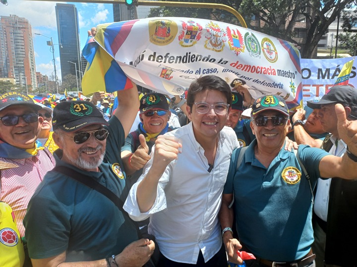 31Curso's tweet photo. El curso 31 CR.JUAN JOSE RONDON, del Ejército Nacional, lamenta el fallecimiento del senador MIGUEL URIBE. Q.EP.D. https://t.co/Anr5dbh6NA
