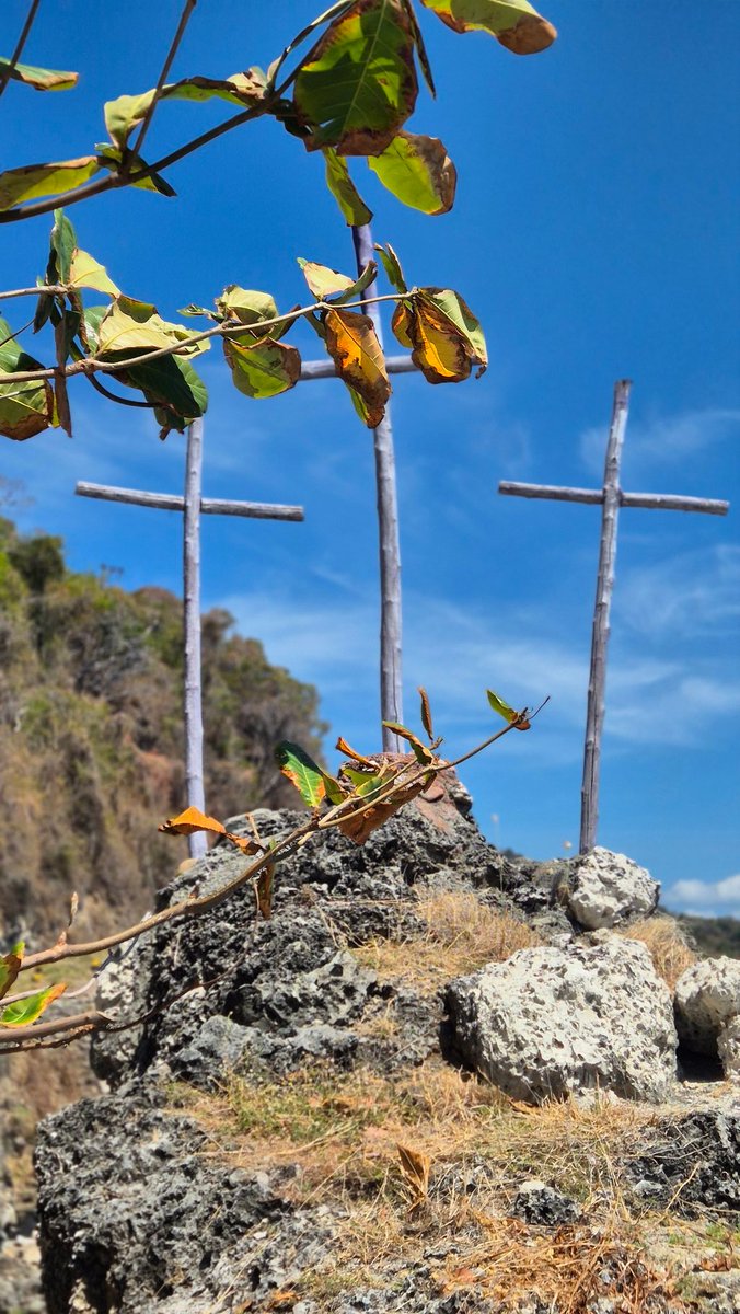 Alcibia37446637's tweet image. Toujours 3 croix..... 
C'est beau l'Indonésie.... 
#Indonesia #alor