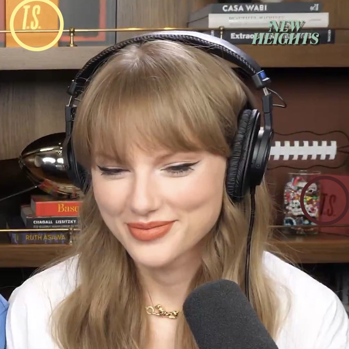 updateswiftbr's tweet photo. PAIS! Taylor Swift e Travis Kelce juntos no novo episódio do “New Heights”. 🥹

— TS: Essa cor fica tão bem em você.
— TK: Eu sei, é a cor dos seus olhos, querida. É por isso que nós combinamos tanto. https://t.co/WSuqj09Lvh