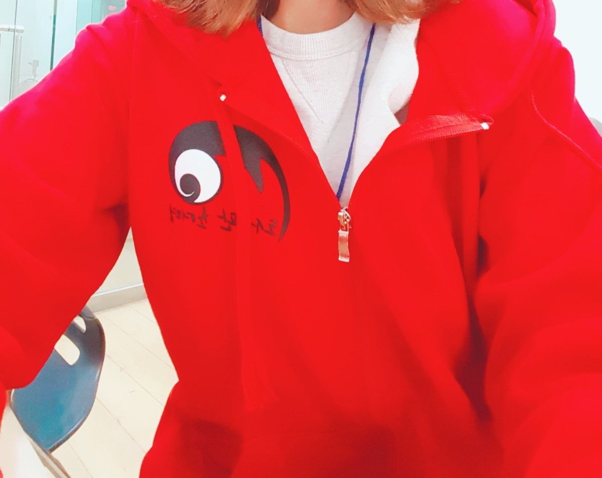 고블린 후드티란?
2019년 초여명 행사 때 일용직 고블린들에게 지급된 장비로, 행사에 숨어들어 '나쁜 주사위' 저주를 뿌리는 사교도들을 티 안나게 제거하기 위해 피처럼 붉은 색으로 제작되었다고 전해집니다.