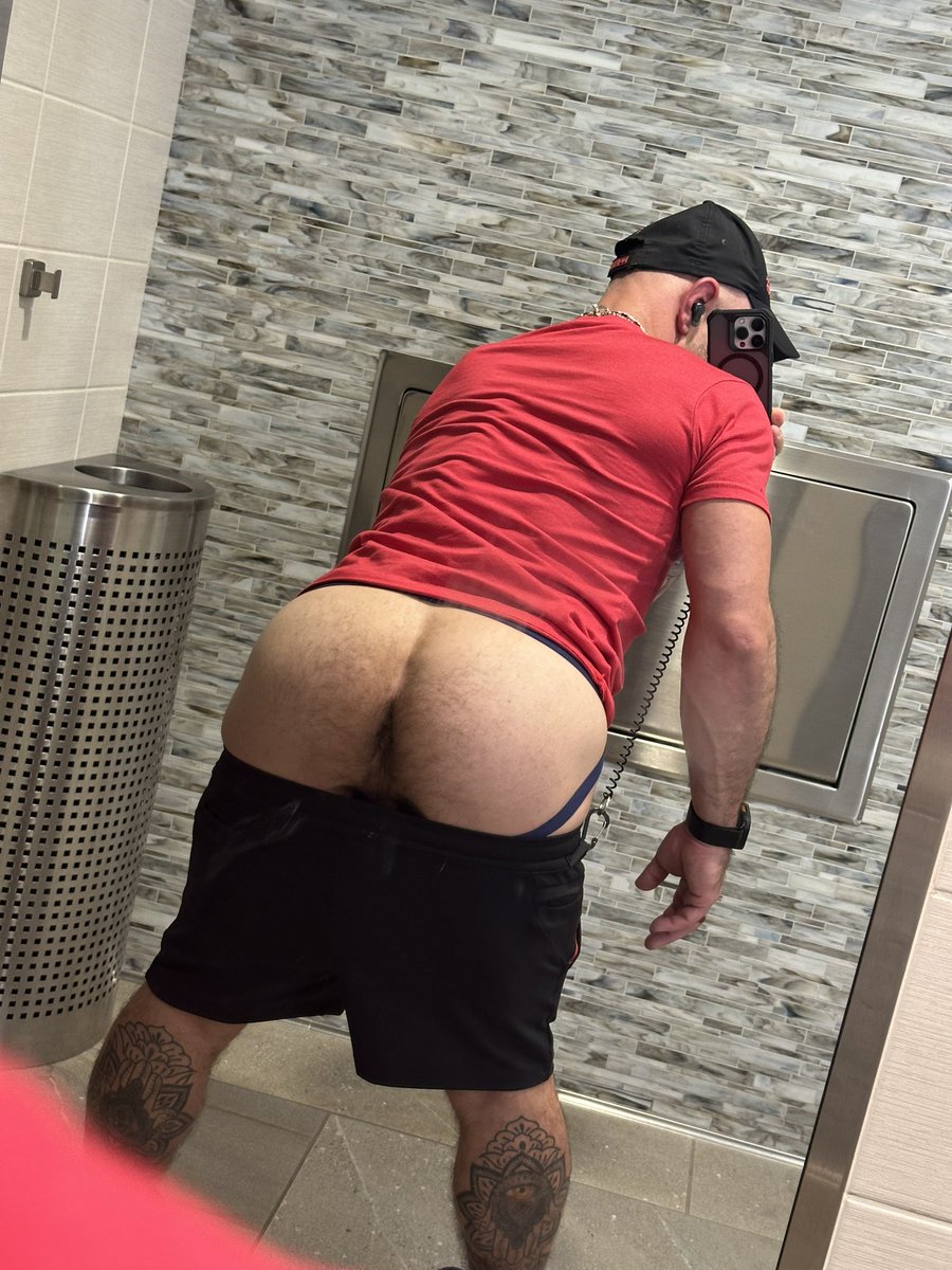 tylergentryxxx's tweet photo. #marketdays was a lot of fun. I wish I would have set up some hot collabs while I was there. Lots of spicy content dropping in the upcoming days (finally, I know)! #hung #hungdaddy #bigdickedbottom #muscledaddy #musclebear #gay #airportselfie https://t.co/sXcoOAMHEG