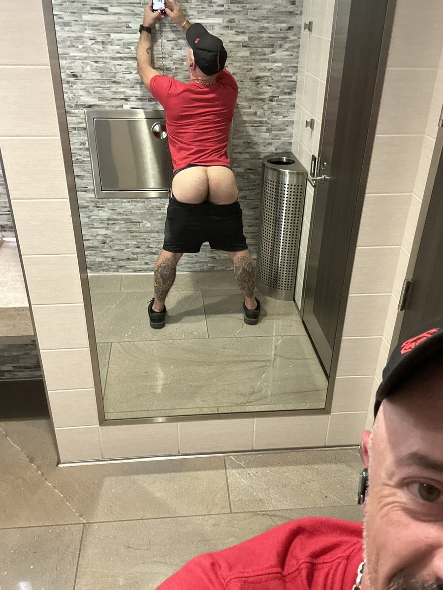 tylergentryxxx's tweet photo. #marketdays was a lot of fun. I wish I would have set up some hot collabs while I was there. Lots of spicy content dropping in the upcoming days (finally, I know)! #hung #hungdaddy #bigdickedbottom #muscledaddy #musclebear #gay #airportselfie https://t.co/sXcoOAMHEG