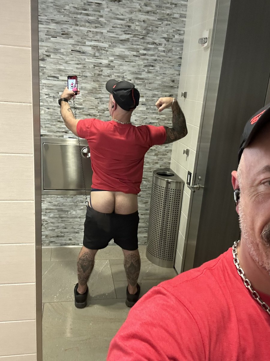tylergentryxxx's tweet photo. #marketdays was a lot of fun. I wish I would have set up some hot collabs while I was there. Lots of spicy content dropping in the upcoming days (finally, I know)! #hung #hungdaddy #bigdickedbottom #muscledaddy #musclebear #gay #airportselfie https://t.co/sXcoOAMHEG