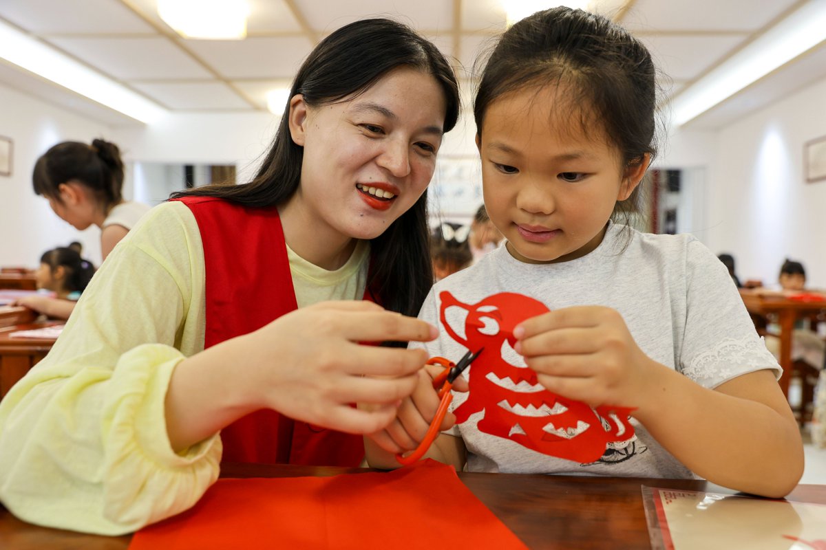 Visit_Jiujiang's tweet photo. #Ruichang Paper-cutting is a treasure of traditional Chinese folk art. During the summer vacation, many children in Ruichang City learned paper-cutting under the guidance of intangible cultural heritage instructors.#SummerVocation #BeautifulJiangxi #Jiujiang #瑞昌剪纸 https://t.co/j3KyyDaIpX