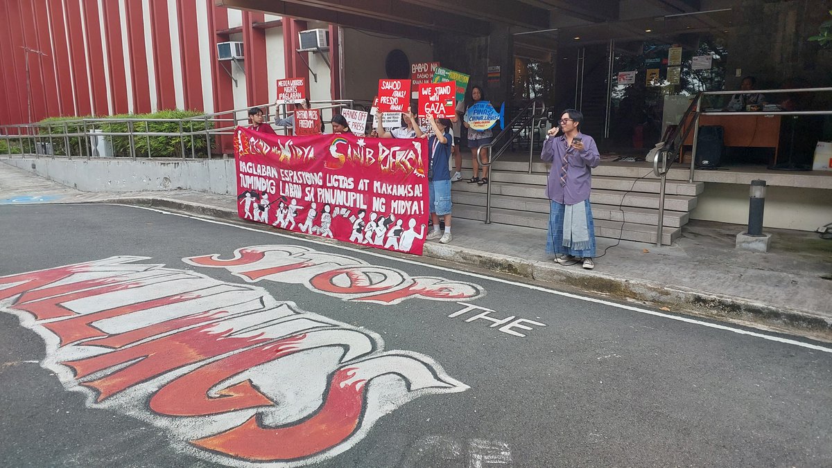 tinigngplaridel's tweet photo. TINGNAN: Nagtipon-tipon ang mga mag-aaral ng Maskom sa tapat ng Bulwagang Plaridel, bilang pakikiisa sa malawakang protesta sa UP Diliman ngayong #FirstDayFight, Agosto 12.

Larawan ni Trisha Nasam at Justin Boncodin https://t.co/bbQRgFLgsY
