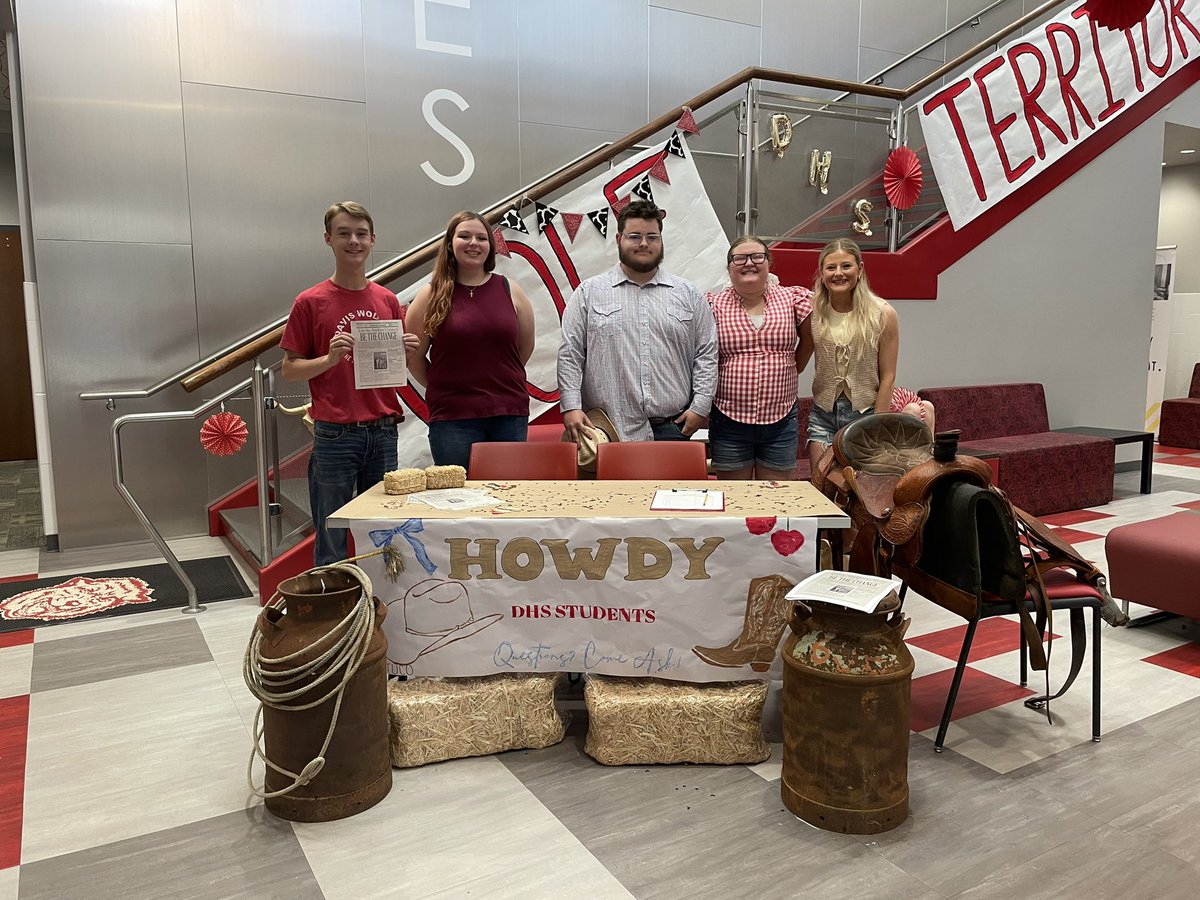 CoachTO4's tweet image. Thanks DHS  🔴 STUCO students for helping out with meet and greet tonight‼️ #Forthewolves