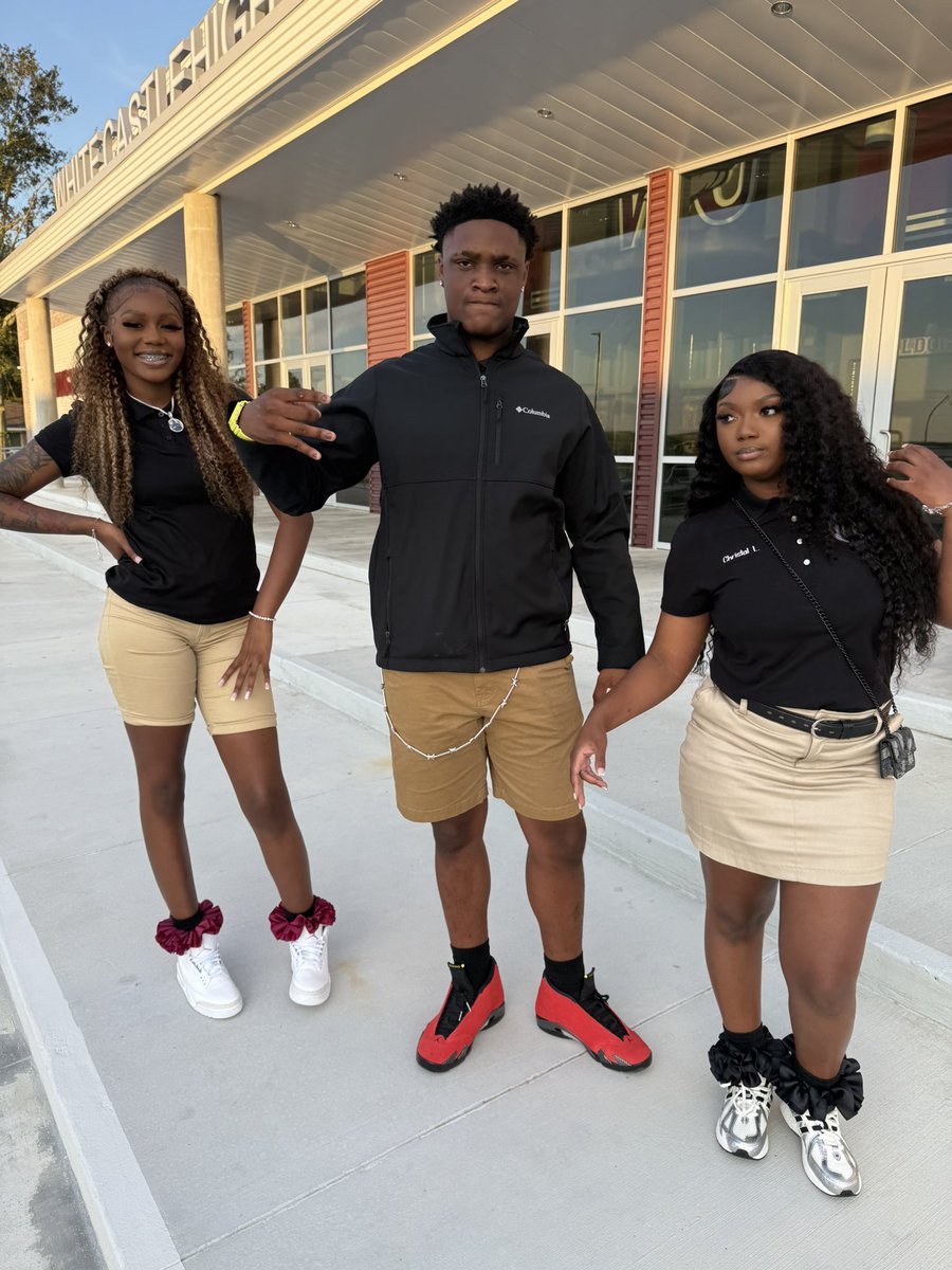 itsskyria's tweet photo. #lastfirstday #seniorrr https://t.co/4bvasPeEru