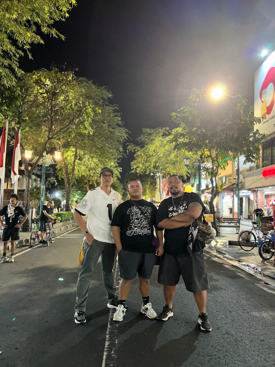 Dije nya dibajak pick up bareng son sistem jadi kami hanya foto bertiga di Jl. Malioboro..

Sebwa pencapaian dan sudah sah jadi tureeesss..