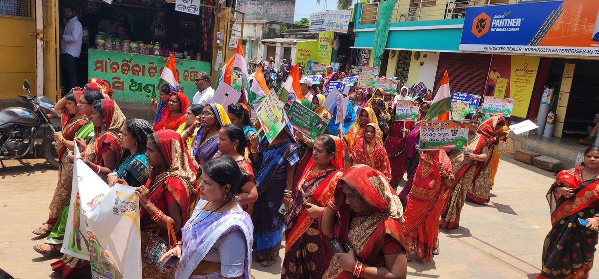 ULB_Banki's tweet photo. Har Ghar Tiranga, Har Ghar Swachhta
A spirited Tiranga Rally was organised in the presence of Chairman Ma’am, Vice Chairman Sir, EO Sir, staff of Banki NAC, Swachha Sathis, FSTP members, Swachh Karmis, Plant Managers &amp; other SHG members

#CMOOdisha #HarGharTiranga #cuttack https://t.co/F3euNJzSK3